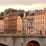 Mini Loft In Notre Dame District, Ile Saint-Louis, Paris